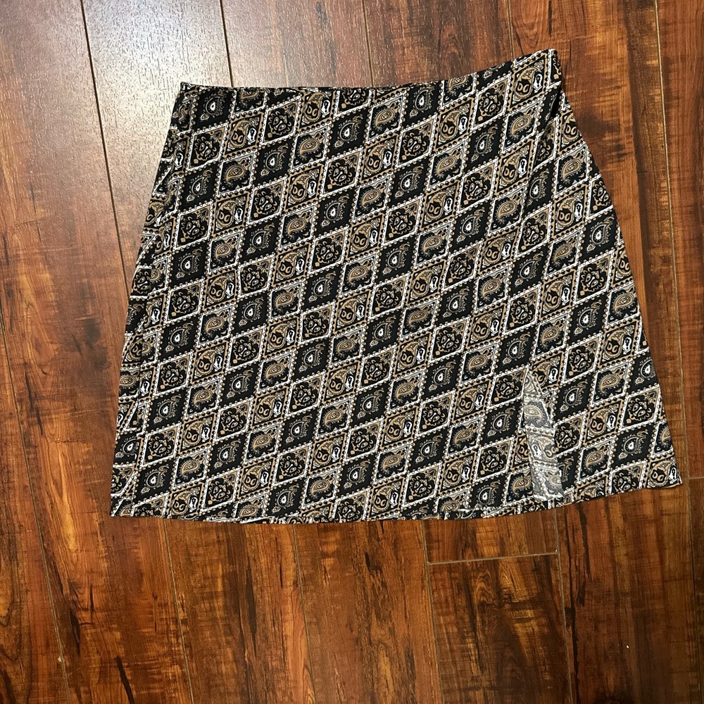 Brand new paisley mini skirt with slit